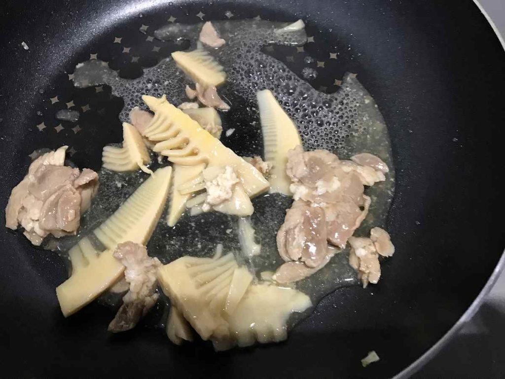 中華名菜シリーズ　キャベツがあればすぐできる！回鍋肉　　具材を炒める